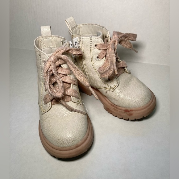 Cat & Jack 🟣 GUC Size 6 Kids Neutral Ankle Boots with Laces and Side Zipper - Picture 1 of 7